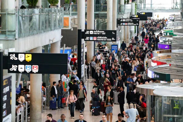 タイには年間約1000万人の中国人旅行客が訪れる(バンコク近郊のスワンナプーム空港)=ロイター