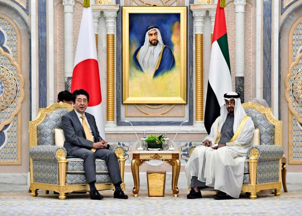 13日、アラブ首長国連邦を訪問し、アブダビ首長国のムハンマド皇太子(右)と会談する安倍首相=共同