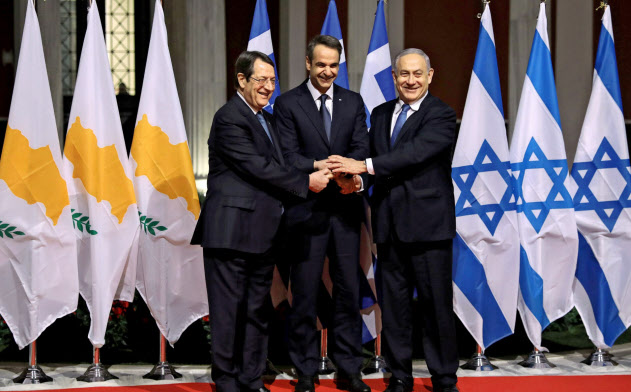 イスラエル、ギリシャ、キプロスの首脳は2日、地中海を横断する海底パイプラインの建設で合意した=ロイター イスラエル、ギリシャ、キプロスの首脳は2日、地中海を横断する海底パイプラインの建設で合意した=ロイター