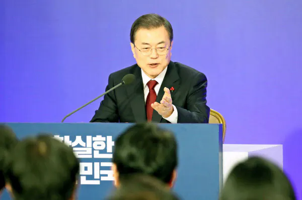 記者の質問に答える文在寅大統領(14日、ソウル)=聯合・共同