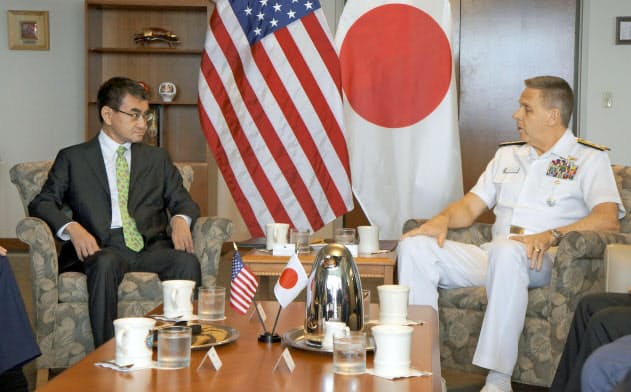 デービッドソン米インド太平洋軍司令官(右)と会談する河野防衛相=13日、米ハワイ州オアフ島(共同) デービッドソン米インド太平洋軍司令官(右)と会談する河野防衛相=13日、米ハワイ州オアフ島(共同)