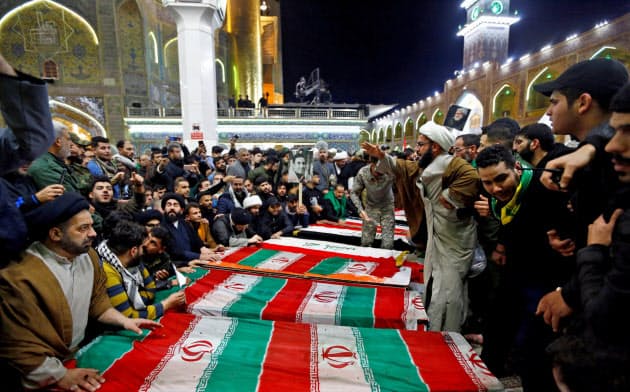 ソレイマニ司令官の葬儀に集まるイランの人々。ウクライナ機撃墜に関する虚偽説明で国民感情は大きく振れた=ロイター ソレイマニ司令官の葬儀に集まるイランの人々。ウクライナ機撃墜に関する虚偽説明で国民感情は大きく振れた=ロイター