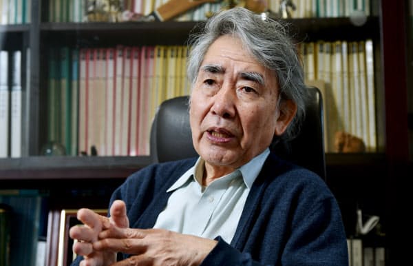 ながた・かずひろ 1947年滋賀県生まれ、京都大学理学部物理学科卒。京大名誉教授、京都産業大学タンパク質動態研究所所長。歌人としての著書に「近代秀歌」「現代秀歌」、共著「京都うた紀行」のほか科学者として「生命の内と外」など。