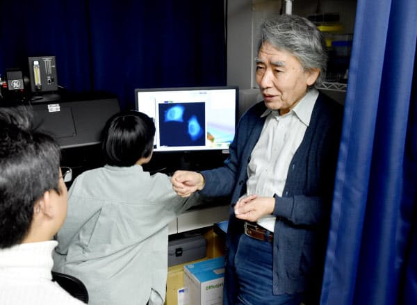 京都産業大で学生を指導する永田さん