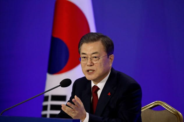 14日、大統領府で記者会見する韓国の文在寅大統領＝ロイター