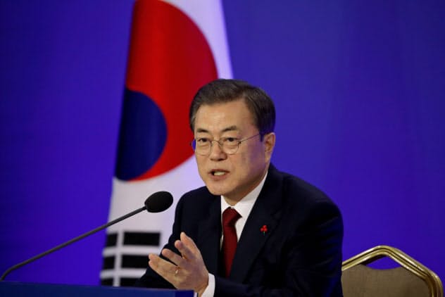 14日、大統領府で記者会見する韓国の文在寅大統領=ロイター 14日、大統領府で記者会見する韓国の文在寅大統領=ロイター