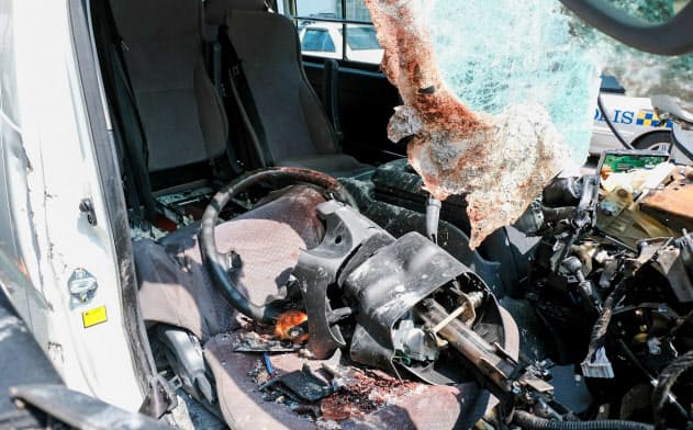 事故で壊れたワゴン車の運転席(14日、クアラルンプール近郊)=共同 事故で壊れたワゴン車の運転席(14日、クアラルンプール近郊)=共同