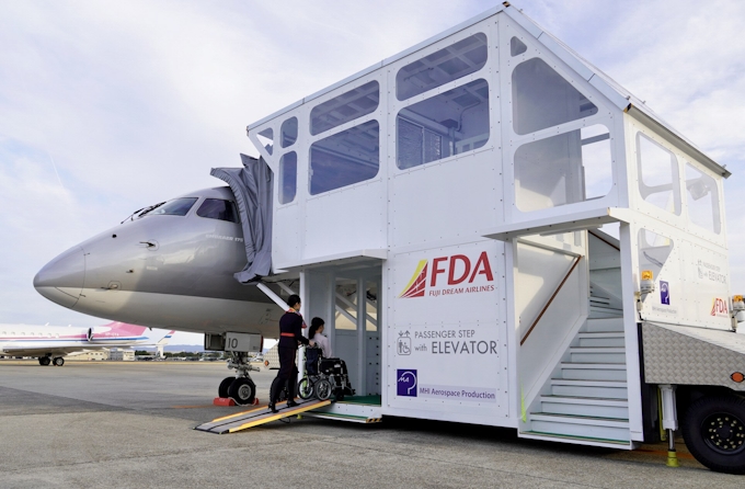 Fda エレベーター付きタラップ車を開発 小牧空港で運用開始 日本経済新聞