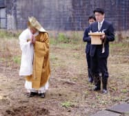 再建工事の地鎮祭に臨むべにやの奥村隆司社長(右) 再建工事の地鎮祭に臨むべにやの奥村隆司社長(右)