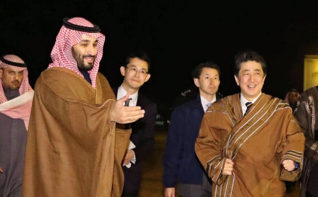 サウジアラビア・ウラー近郊で会談会場に向かうムハンマド皇太子(左)と安倍首相(12日)=代表撮影・共同 サウジアラビア・ウラー近郊で会談会場に向かうムハンマド皇太子(左)と安倍首相(12日)=代表撮影・共同
