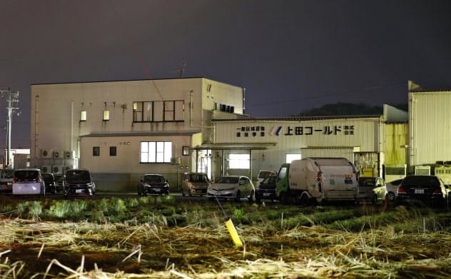 男が立てこもった運送会社「上田コールド」の本社(14日午後8時48分、島根県出雲市)=共同 男が立てこもった運送会社「上田コールド」の本社(14日午後8時48分、島根県出雲市)=共同