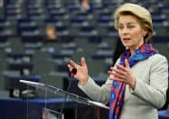 14日、仏ストラスブールの欧州議会で話すフォンデアライエン欧州委員長=ロイター 14日、仏ストラスブールの欧州議会で話すフォンデアライエン欧州委員長=ロイター