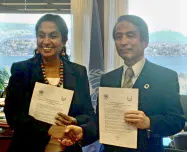 国連貿易開発会議と包括連携協定を結び、握手を交わす岡山大の槙野博史学長(右)=共同 国連貿易開発会議と包括連携協定を結び、握手を交わす岡山大の槙野博史学長(右)=共同