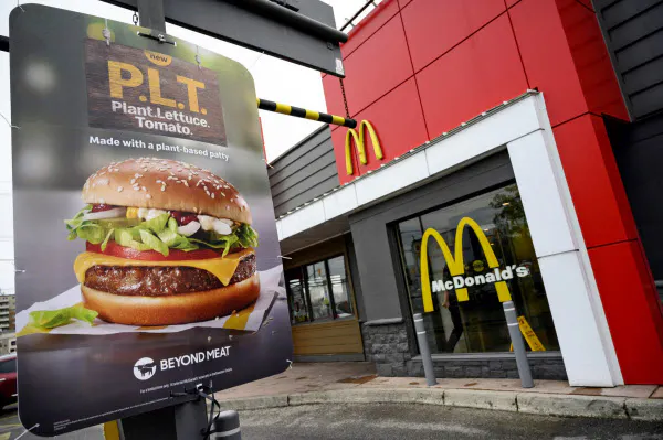 マクドナルドはカナダで植物肉バーガー「P.L.T.」を試験販売した=ロイター