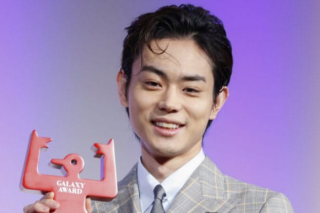 ダサカッコイイ 菅田将暉 昭和の着こなしを今風に Men S Fashion Nikkei Style