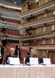 音楽ホールのステージ上で協定書に署名した高垣市長(中)ら(広島県東広島市) 音楽ホールのステージ上で協定書に署名した高垣市長(中)ら(広島県東広島市)