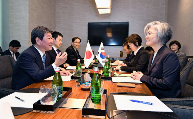 韓国の康外相(右手前)と話す茂木外相(14日、米カリフォルニア州イーストパロアルト)=外務省提供 韓国の康外相(右手前)と話す茂木外相(14日、米カリフォルニア州イーストパロアルト)=外務省提供