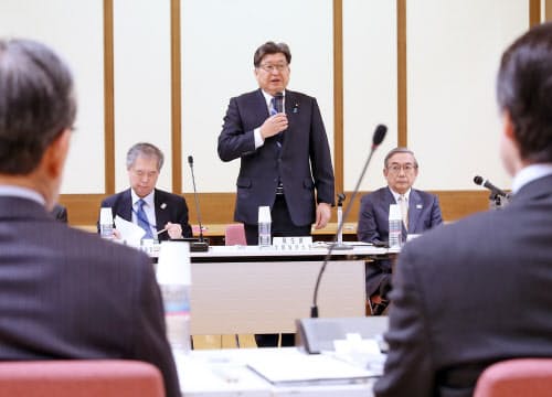 大学入試のあり方に関する検討会議であいさつする萩生田文科相(中央)=15日、文科省