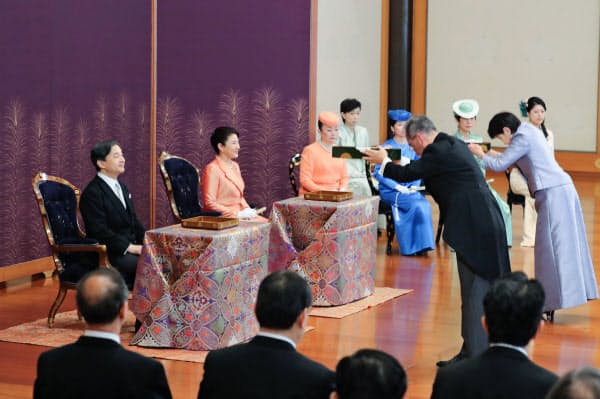 天皇、皇后両陛下、皇族方らが出席して行われた歌会始の儀(16日午前、皇居・宮殿「松の間」)=代表撮影