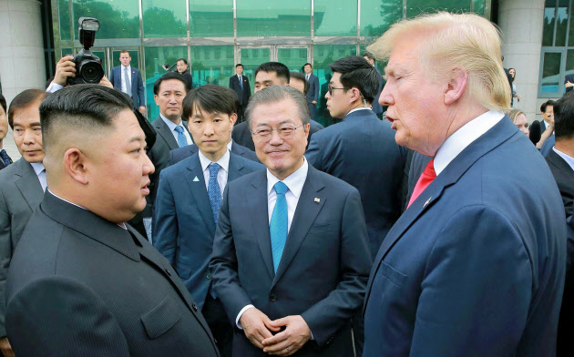 板門店で対面した(左から)北朝鮮の金正恩委員長、韓国の文在寅大統領、トランプ米大統領(2019年6月)=朝鮮中央通信・共同 板門店で対面した(左から)北朝鮮の金正恩委員長、韓国の文在寅大統領、トランプ米大統領(2019年6月)=朝鮮中央通信・共同