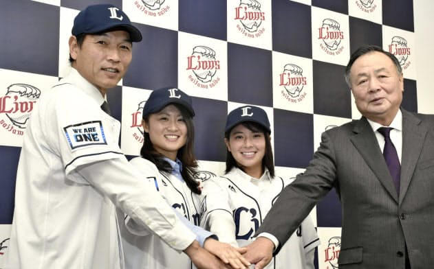 「埼玉西武ライオンズ・レディース」発足発表の記者会見で記念撮影する(左から)新谷博監督、出口彩香選手、六角彩子選手ら=共同 「埼玉西武ライオンズ・レディース」発足発表の記者会見で記念撮影する(左から)新谷博監督、出口彩香選手、六角彩子選手ら=共同
