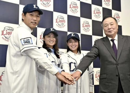 「埼玉西武ライオンズ・レディース」発足発表の記者会見で記念撮影する(左から)新谷博監督、出口彩香選手、六角彩子選手ら=共同