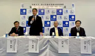 包括連携した神戸医療産業都市推進機構の村上専務理事(中央左)と長崎大学の河野学長(中央右)ら(16日、神戸市) 包括連携した神戸医療産業都市推進機構の村上専務理事(中央左)と長崎大学の河野学長(中央右)ら(16日、神戸市)