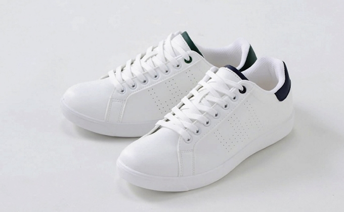 ライフコーポレーション 女性向け無地のスニーカー 日本経済新聞