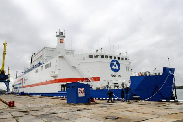 ロシアの船舶型原発「アカデミク・ロモノソフ」(2019年8月、ロシア北部ムルマンスク)=共同 ロシアの船舶型原発「アカデミク・ロモノソフ」(2019年8月、ロシア北部ムルマンスク)=共同