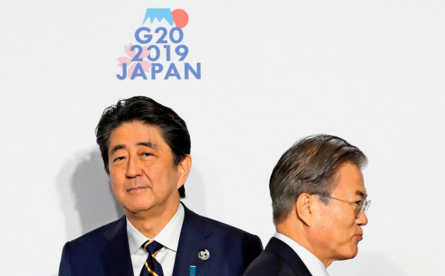 安倍晋三首相(左)と韓国の文在寅(ムン・ジェイン)大統領(2019年6月、大阪市)=ロイター 安倍晋三首相(左)と韓国の文在寅(ムン・ジェイン)大統領(2019年6月、大阪市)=ロイター