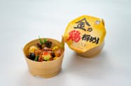 金箔をまとった鶏肉などを盛りつけた花善の「金の鶏樽めし」 金箔をまとった鶏肉などを盛りつけた花善の「金の鶏樽めし」