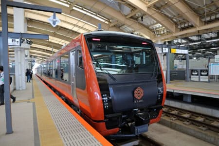 桜のイベントに合わせ、新潟―高田駅間を初めて運行する「海里」