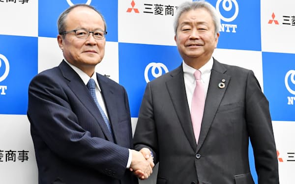 三菱商事の垣内社長(左)は「NTTとの提携は大きな転換点」と語る（2019年12月、NTT澤田社長との提携会見）
