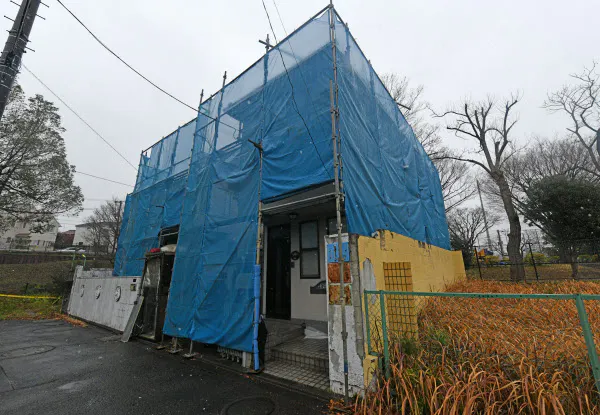 (1)初めて内部が公開された、宮沢みきおさんら一家4人が殺害された住宅(18日、東京都世田谷区)