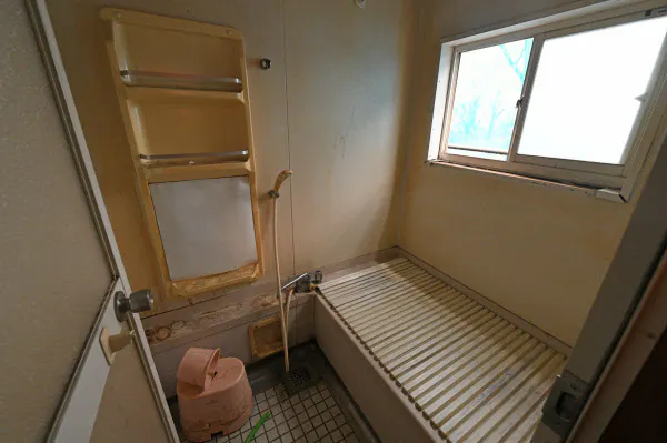 (2)犯人が侵入・逃走したとみられる浴室の窓。事件発生時、浴槽には物色した書類が投げ込まれていた