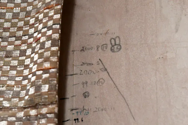 (3)居間の壁に記されたにいなちゃんと礼くんの身長。丈比べは「2000.11」で途絶えていた