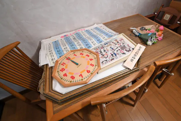 (4)居間に残された食卓には子供用の教材などがあった