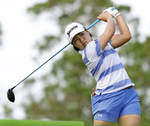 第3ラウンド、ティーショットを放つ畑岡奈紗。通算10アンダーで3位(18日、フォーシーズンズ・クラブ)=共同