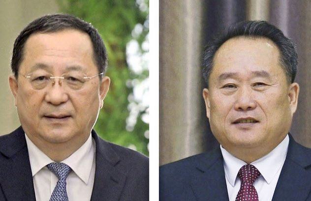 李善権氏(右)と李容浩氏=共同 李善権氏(右)と李容浩氏=共同