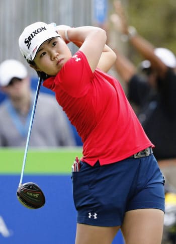 最終ラウンド、1番でティーショットを放つ畑岡奈紗(19日、フォーシーズンズ・クラブ)=共同