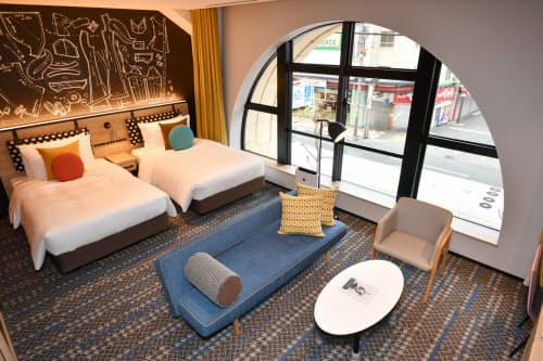 高島屋東別館内のホテル「シタディーンなんば大阪」。建物のアーチを生かした大きな窓が特徴の部屋(20日午前、大阪市浪速区)