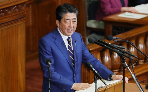 衆院本会議で施政方針演説をする安倍首相(20日)