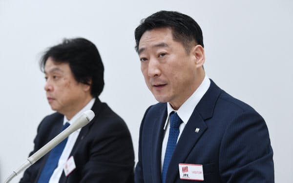 記者会見する前田建設工業の前田操治社長(右)(20日、東証)