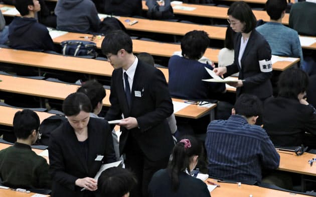 大学入試センター試験の1日目で、受験生に英語のリスニングの問題冊子を配布する担当者=18日午後、東京都文京区の東京大学(代表撮影) 大学入試センター試験の1日目で、受験生に英語のリスニングの問題冊子を配布する担当者=18日午後、東京都文京区の東京大学(代表撮影)