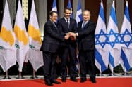 イスラエル、ギリシャ、キプロスの首脳は2日、地中海を横断する海底パイプラインの建設で合意した=ロイター イスラエル、ギリシャ、キプロスの首脳は2日、地中海を横断する海底パイプラインの建設で合意した=ロイター