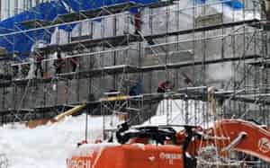 記録的な雪不足の中、大通公園では雪像制作が進む(20日、札幌市) 記録的な雪不足の中、大通公園では雪像制作が進む(20日、札幌市)