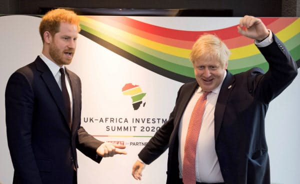 ジョンソン英首相(右)と会談するヘンリー王子(20日、ロンドン)=ロイター