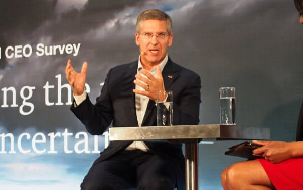 記者会見したPwCのモリッツ会長(20日、スイス東部ダボス)