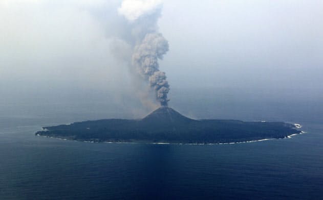 噴煙が上がる東京・小笠原諸島の西之島(17日)=海上保安庁提供・共同 噴煙が上がる東京・小笠原諸島の西之島(17日)=海上保安庁提供・共同