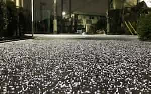 あられのようなものがうっすらと積もる道路(4日、東京都武蔵野市) あられのようなものがうっすらと積もる道路(4日、東京都武蔵野市)